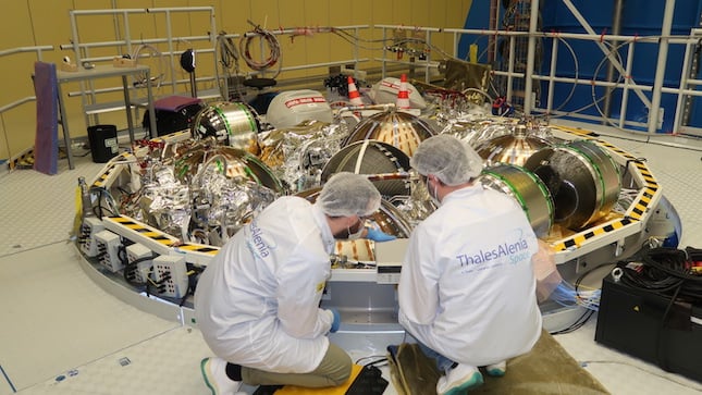 Thales Alenia Space contribuye a la integración final del segundo módulo de servicio europeo (ESM 2) de la nave espacial Orion y firma una ampliación de contrato para fabricar los módulos 4, 5 y 6