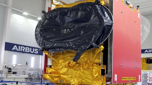 El satélite EUTELSAT QUANTUM construido por Airbus trasladado al lugar de lanzamiento